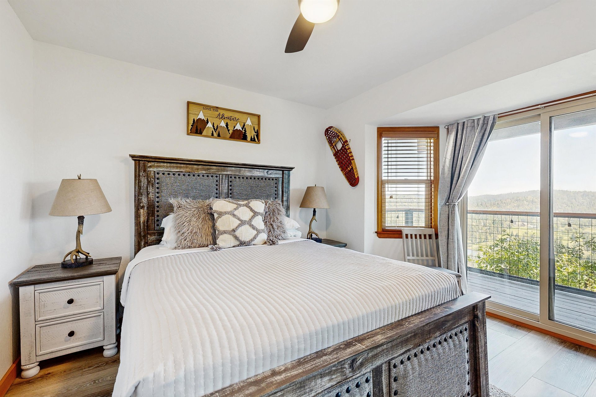 Queen size bed.