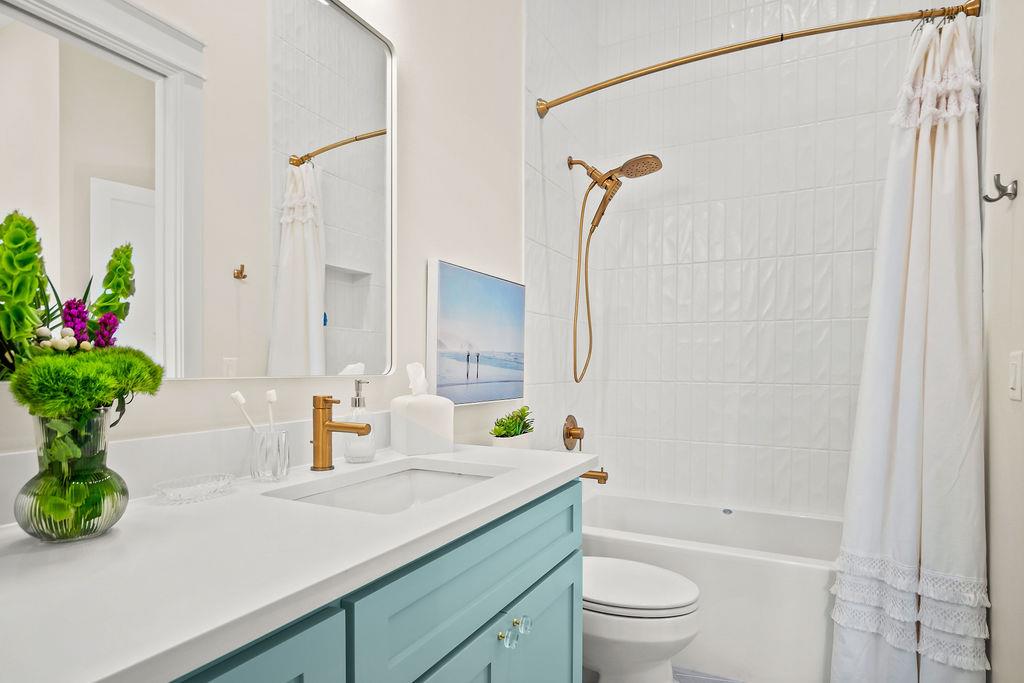 Fourth King Bathroom, 1st Floor