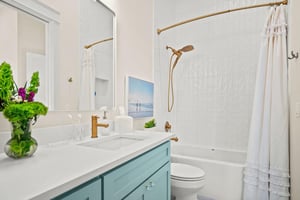 Fourth King Bathroom, 1st Floor