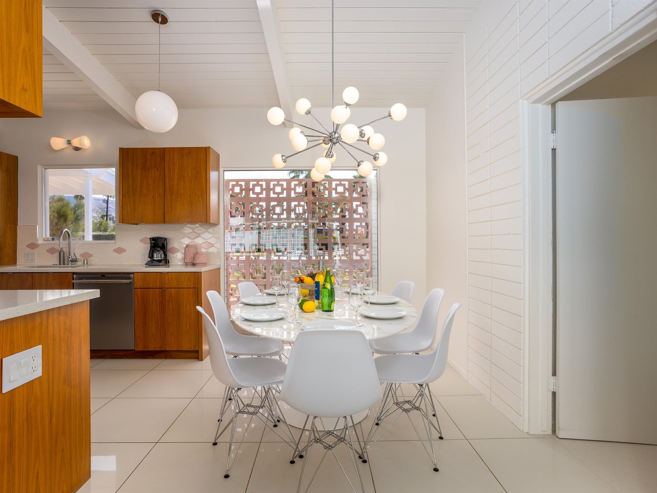 Gorgeous dining table for up to 8 guests