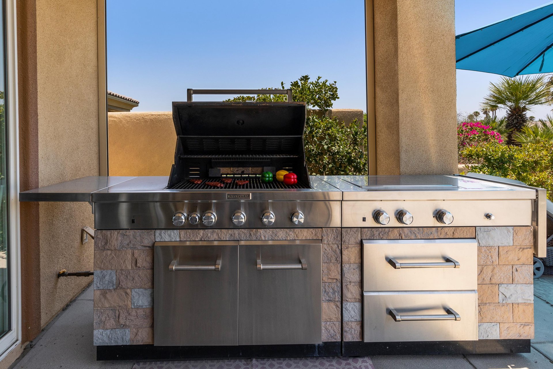 Amazing outdoor kitchen with Kitchenaid BBQ