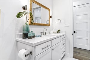 Queen Bathroom, 3rd Floor