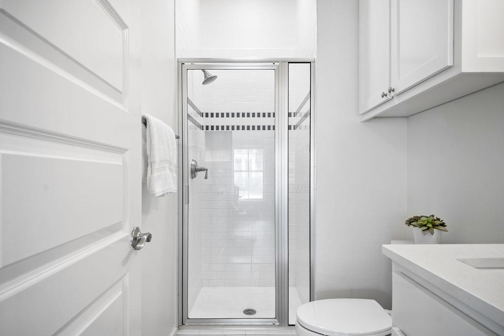 Second King Bathroom, 1st Floor