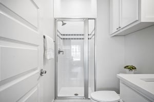 Second King Bathroom, 1st Floor