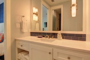 King Bathroom, 1st Floor