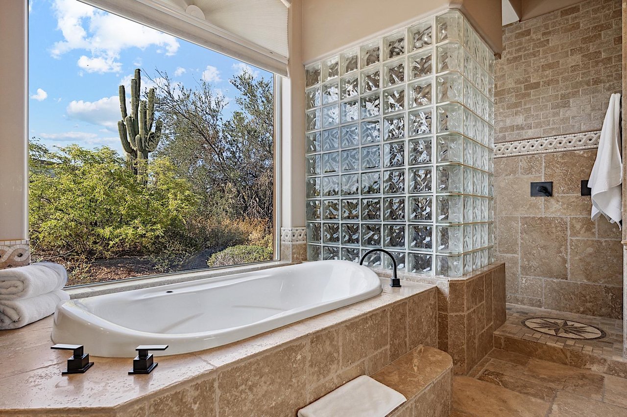 Jetted soaking tub