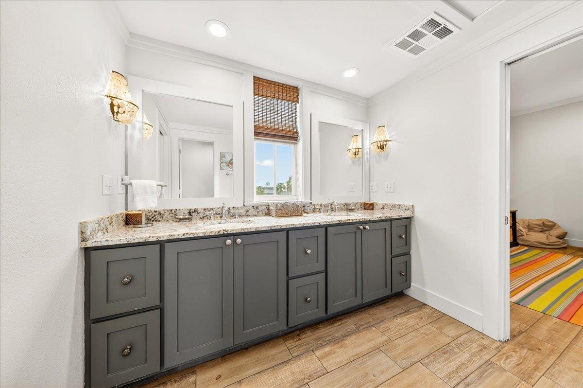 1st Floor, Shared Bathroom
