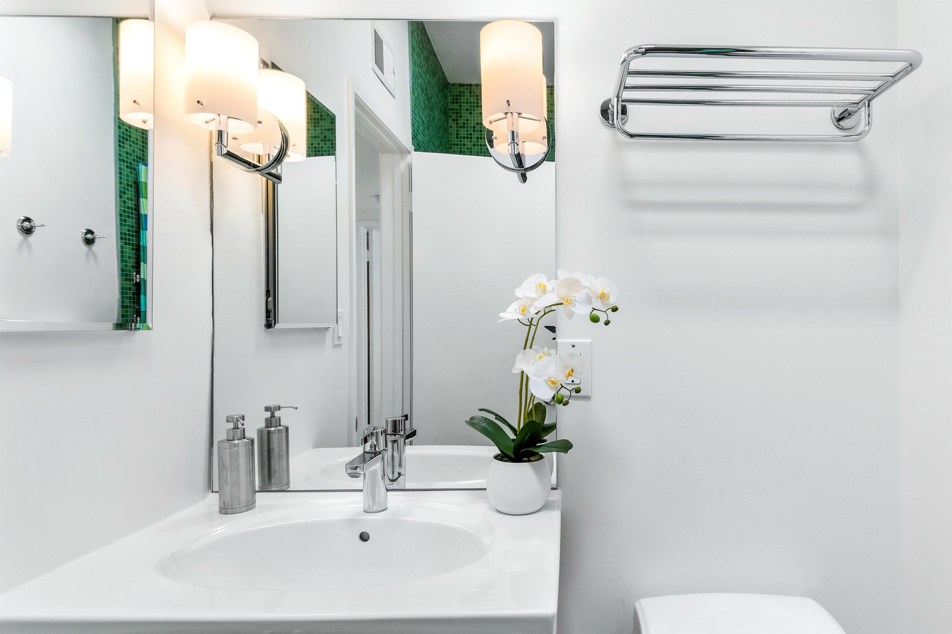 Sparkling guest bath