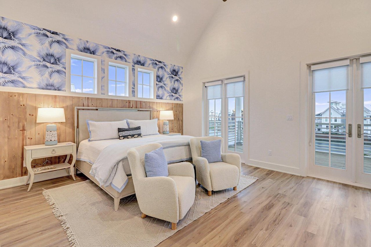 Plush Lakeside King Suite, 2nd Floor