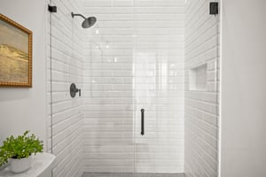 King Bathroom, 2nd Floor