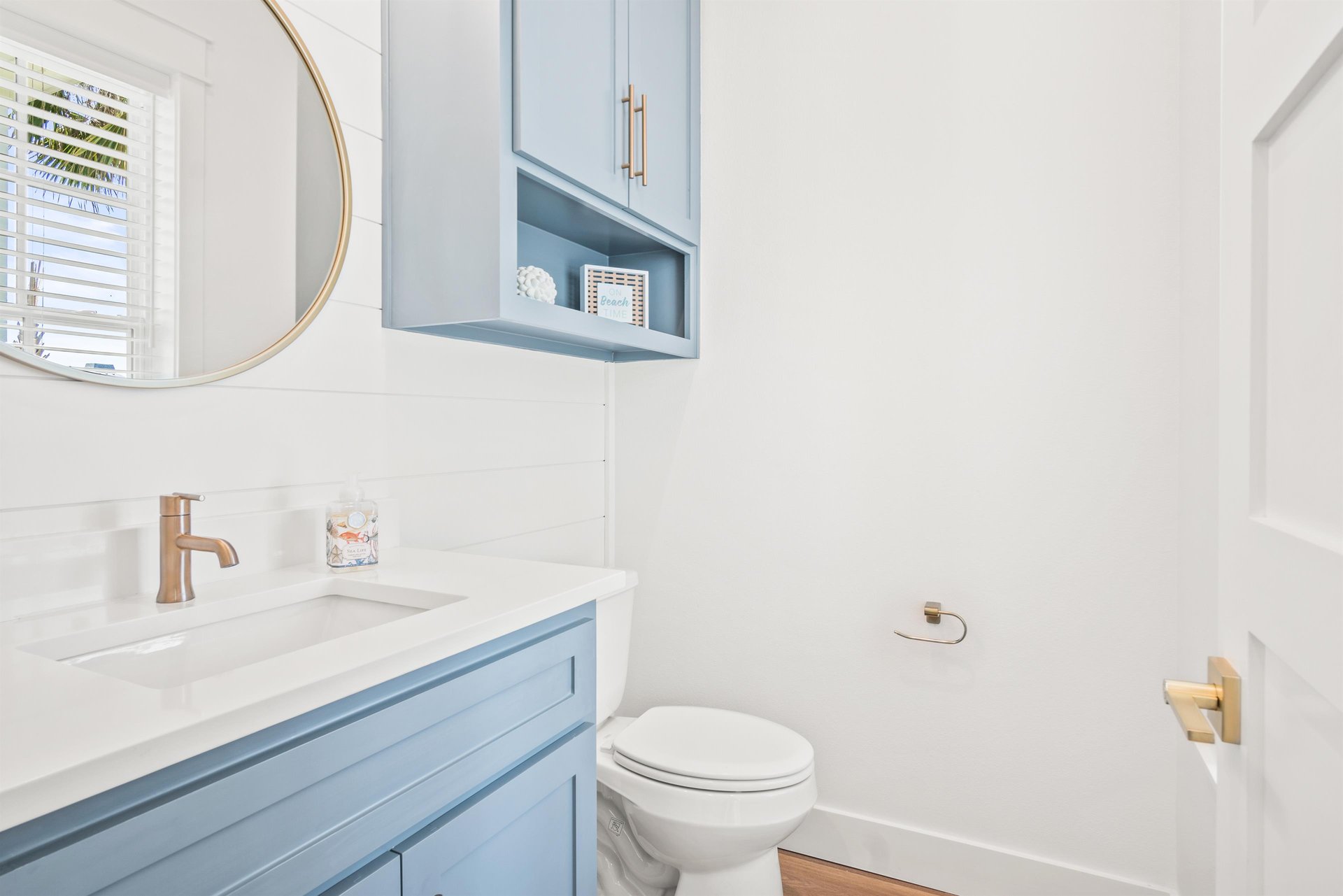 Powder Room, 1st Floor