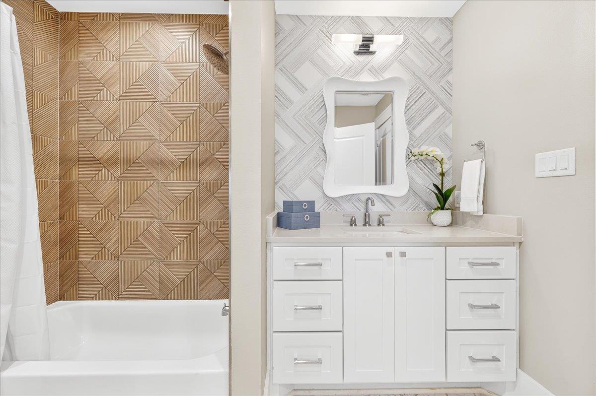 2nd Floor, Shared Bathroom