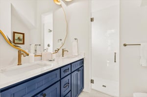 Back King Bathroom, 1st Floor