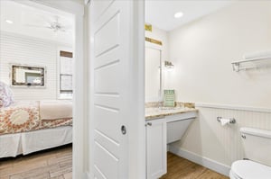 1st Floor, King Bathroom