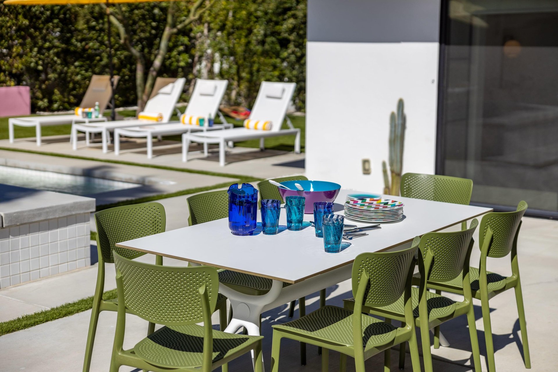 Al fresco dining for eight