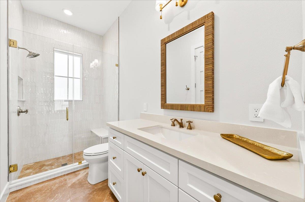 1st Floor, Shared Bathroom