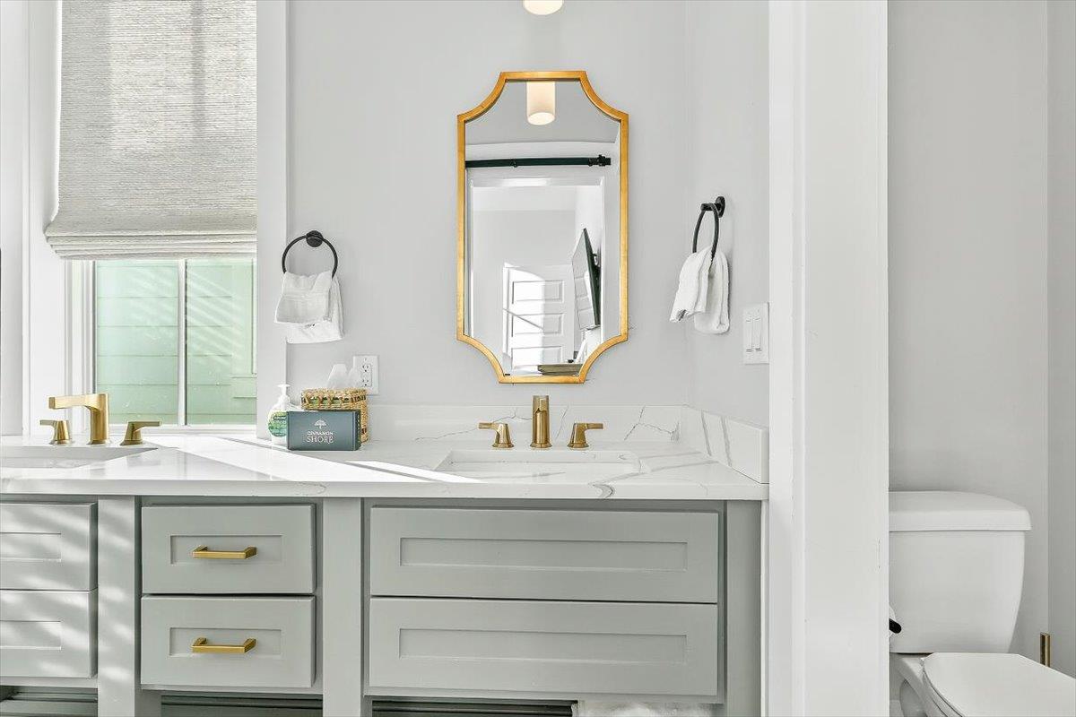 King Bathroom, 2nd Floor