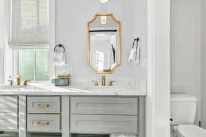 King Bathroom, 2nd Floor