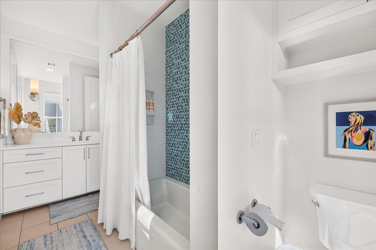 King Bathroom, 1st Floor