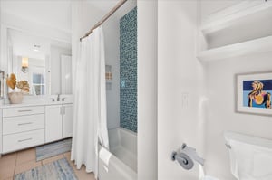 King Bathroom, 1st Floor