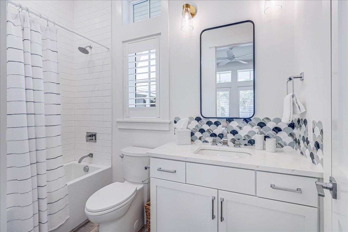 Second King Bathroom, 1st Floor