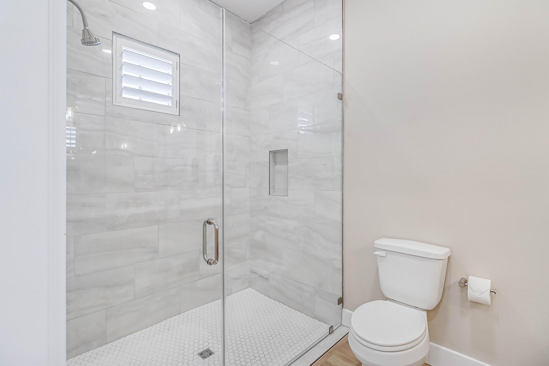 Detached King Bathroom, 1st Floor