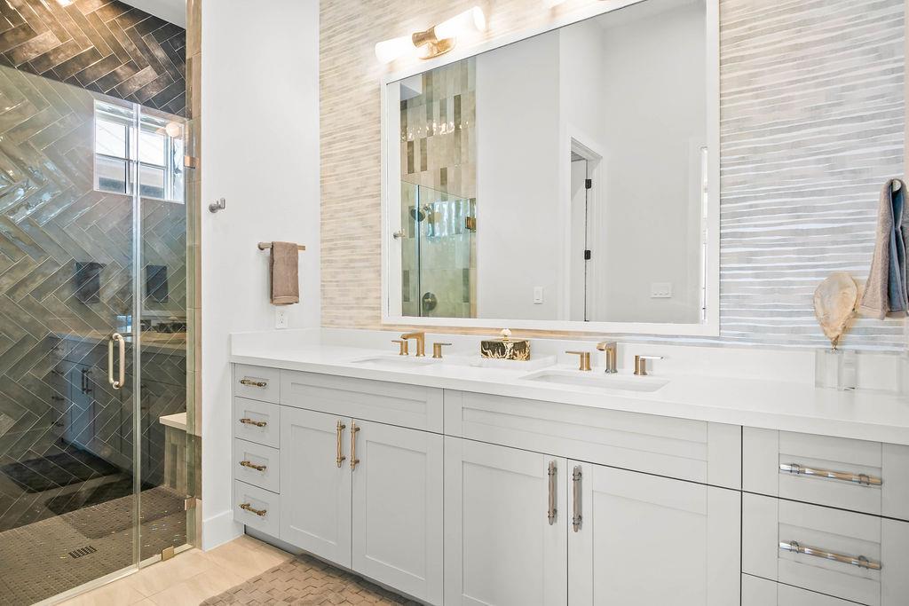 3rd King Bathroom, 2nd Floor