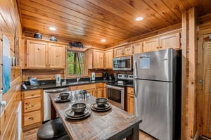 full size appliances w small table for 4