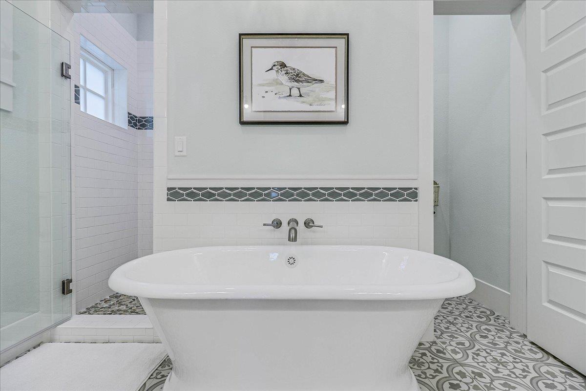 Primary King Bathroom, 1st Floor