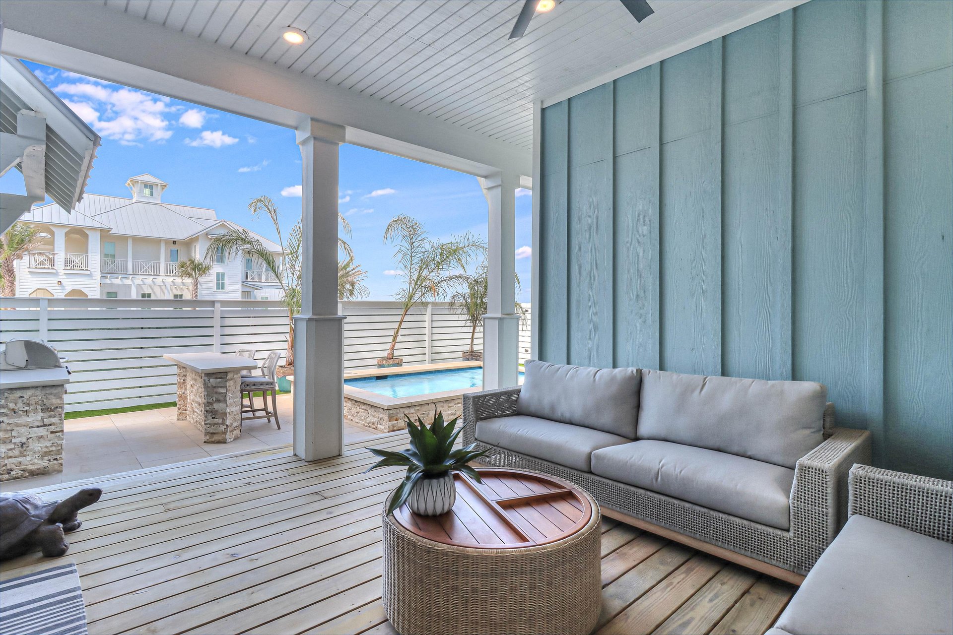 Outdoor Lounge, 1st Floor