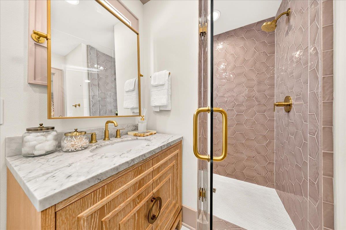 3rd Floor, King Bathroom