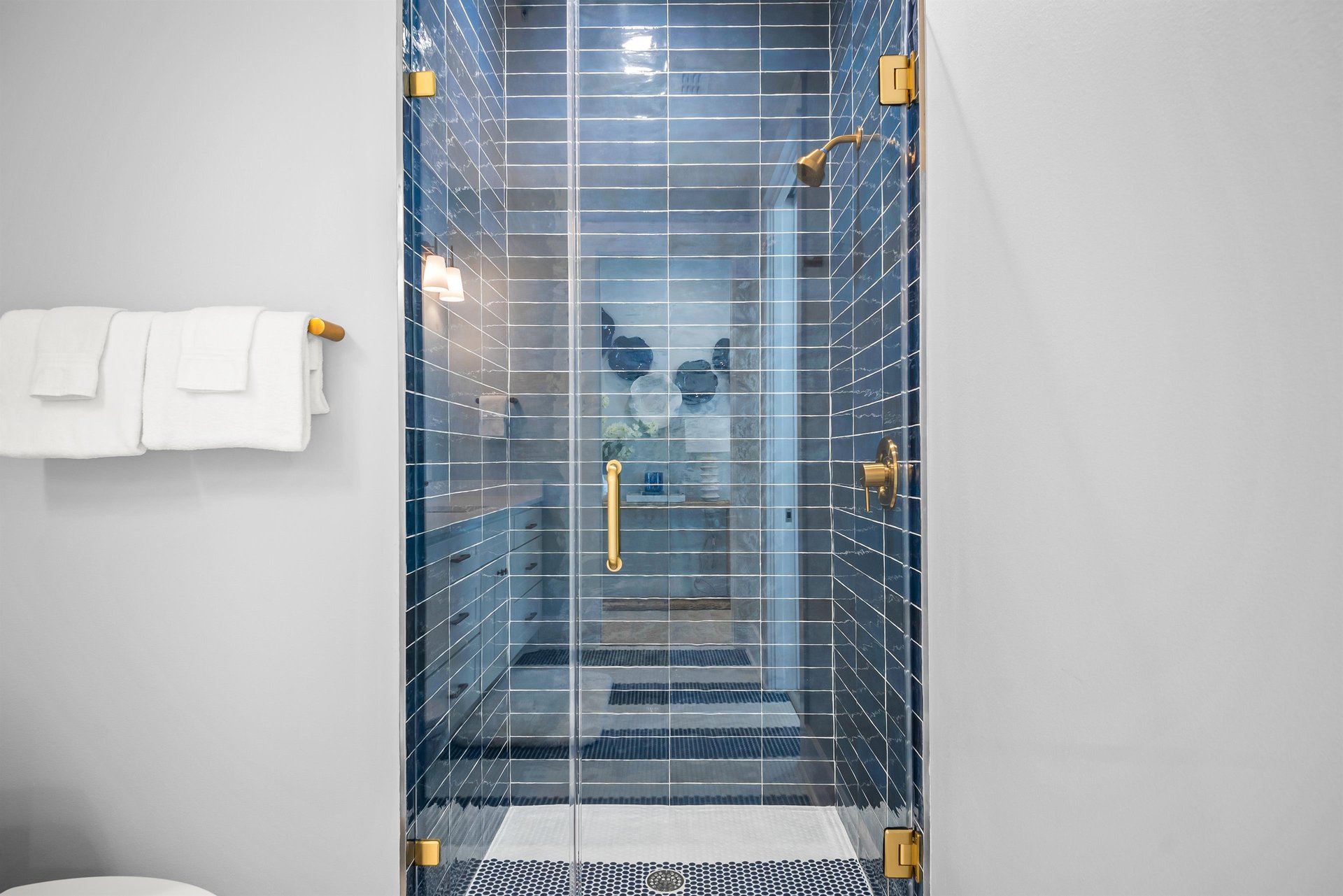 King Bathroom, 1st Floor