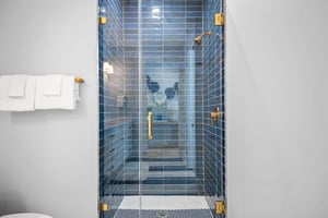 King Bathroom, 1st Floor