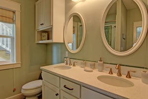 Third King Bathroom, 1st Floor