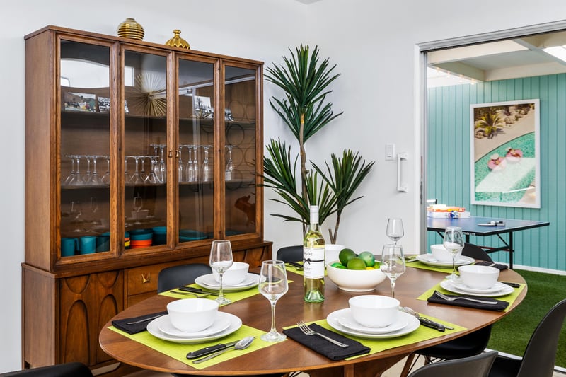 Indoor dining for six