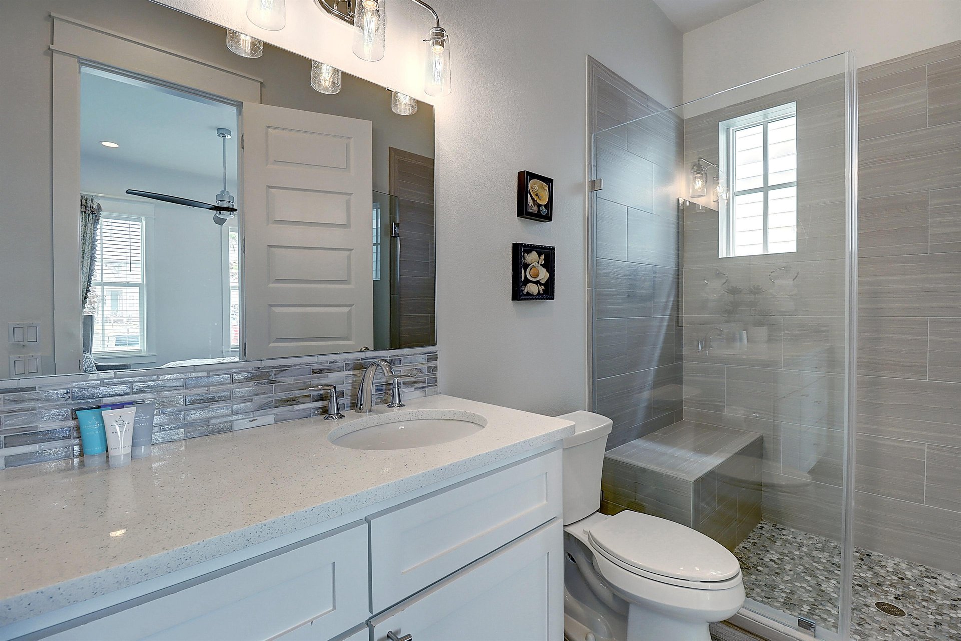 Front King Bathroom, 1st Floor