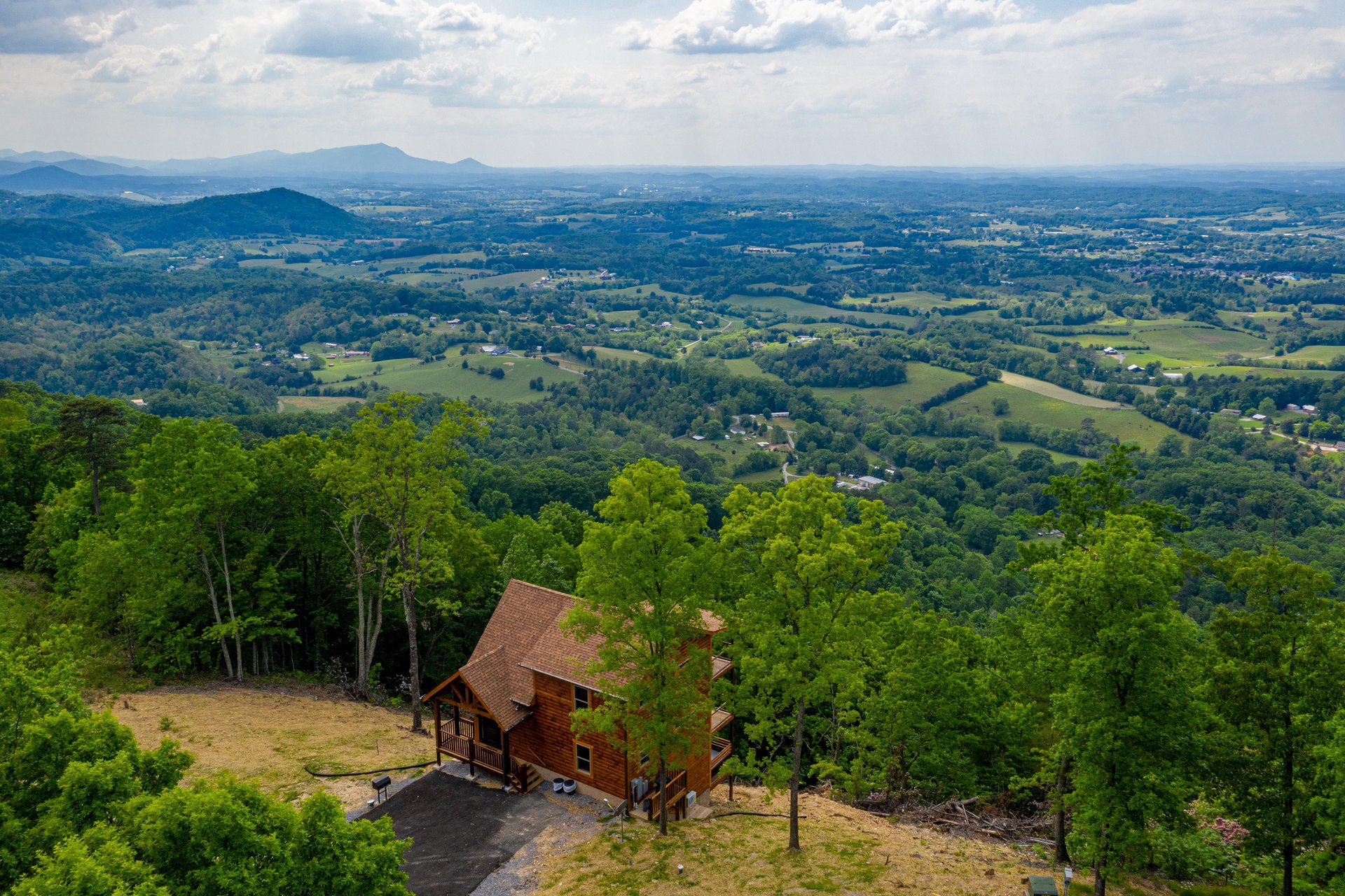 Front of 4 States View cabin