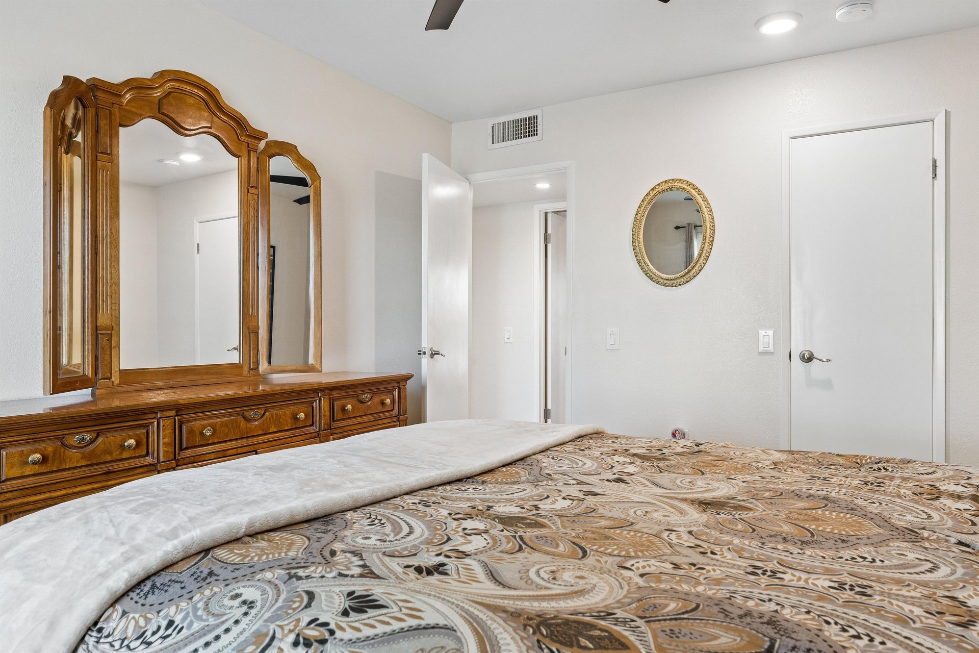 Queen size bed.