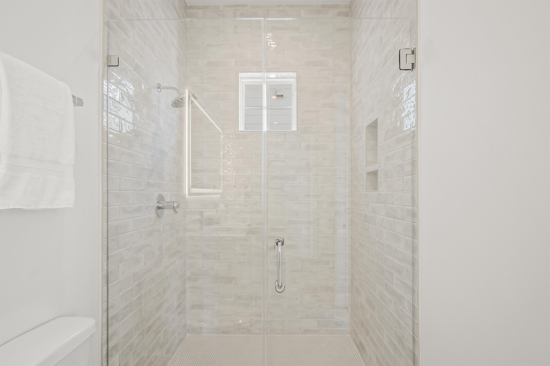 King Bathroom, 2nd Floor