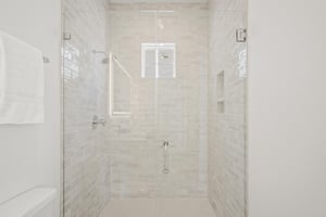 King Bathroom, 2nd Floor