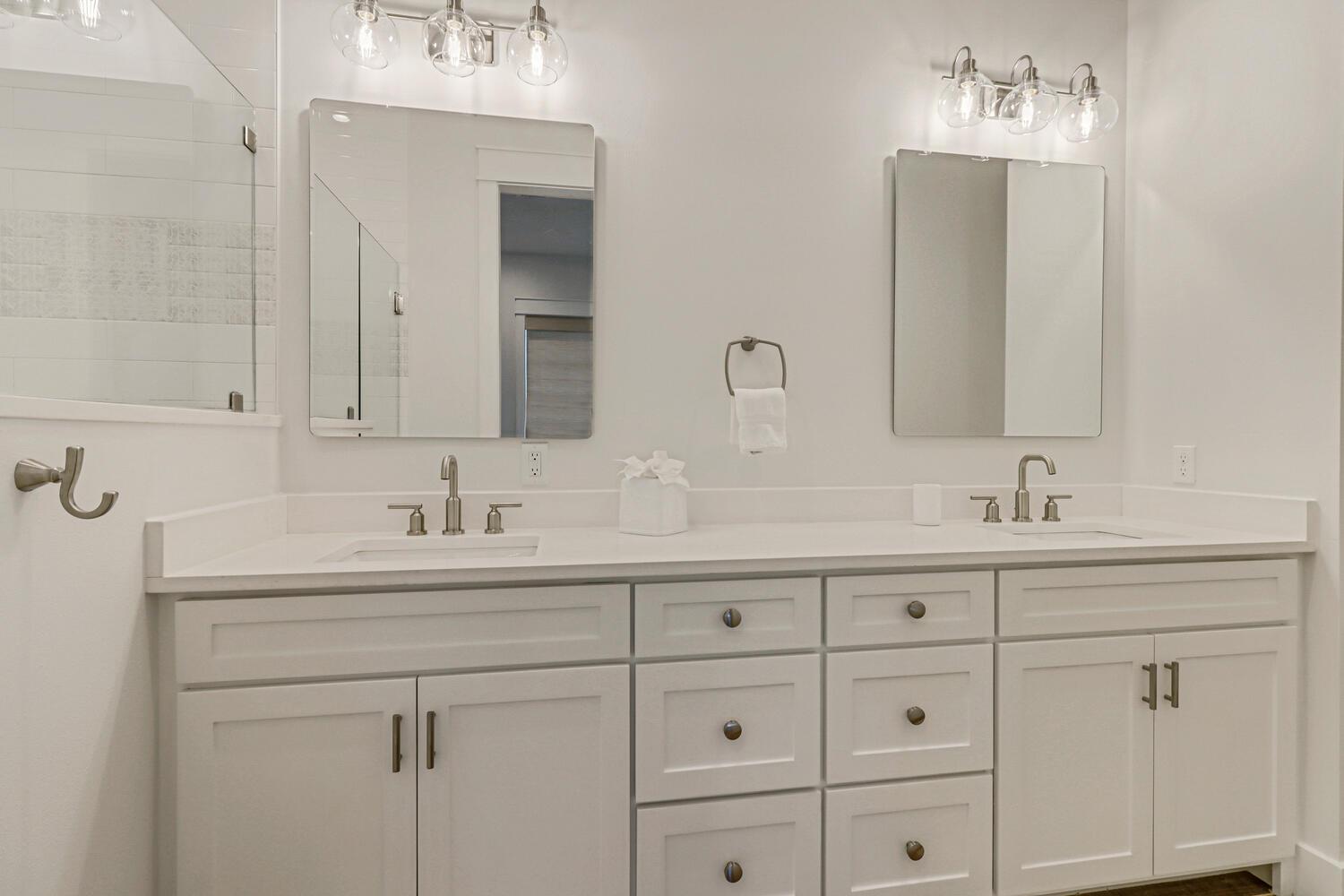 Ensuite King Bathroom, 1st Floor