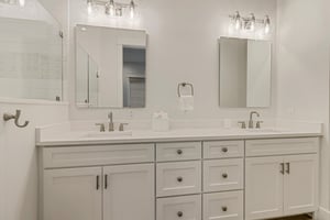 Ensuite King Bathroom, 1st Floor