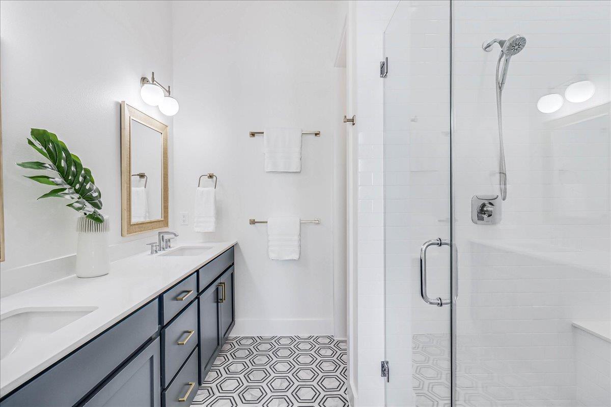 Third King Bathroom, 2nd Floor