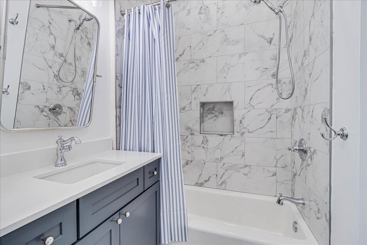 Bunk Bathroom, 1st Floor