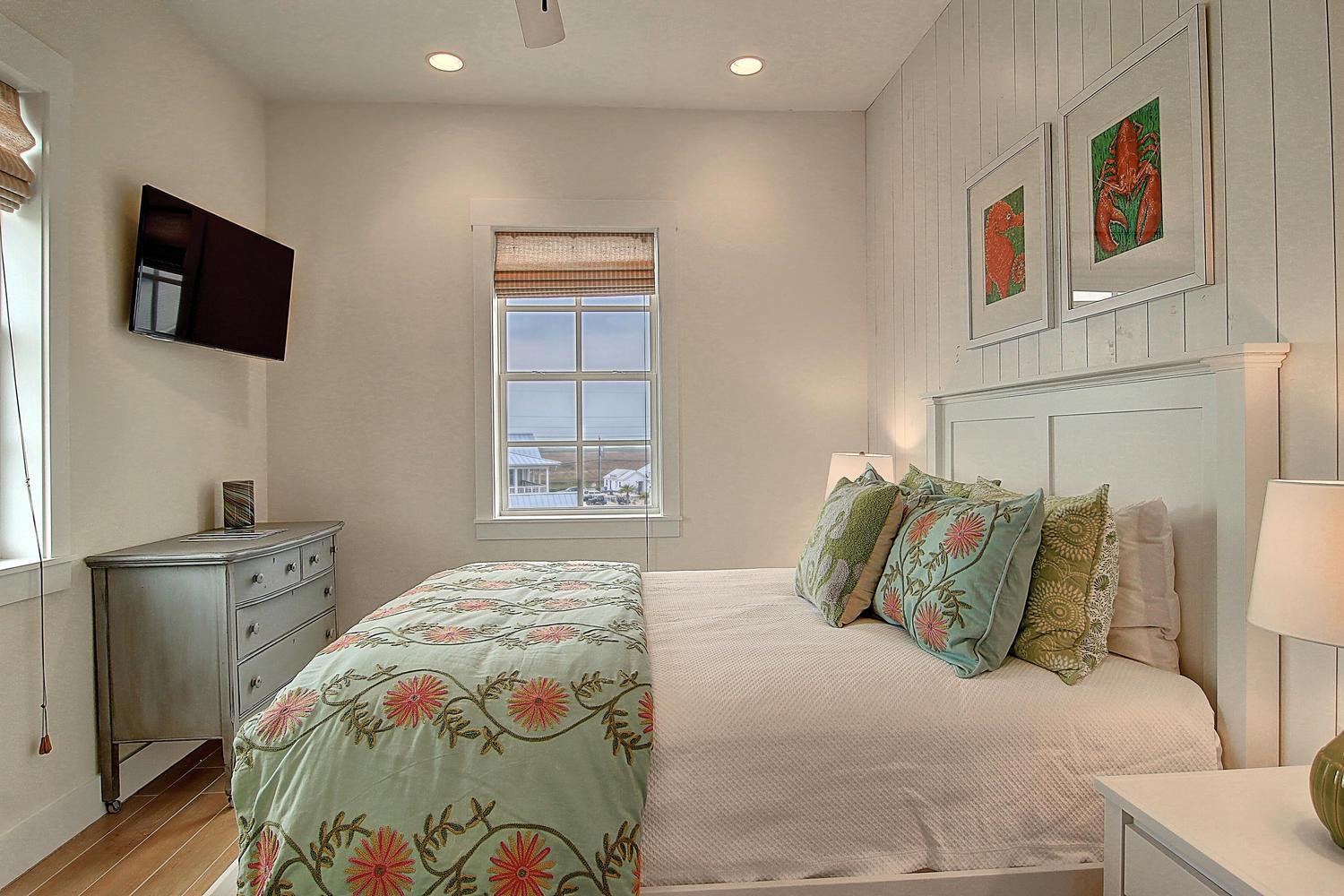 Main Floor, Queen Bedroom