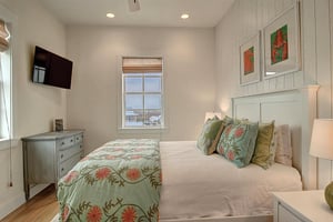 Main Floor, Queen Bedroom