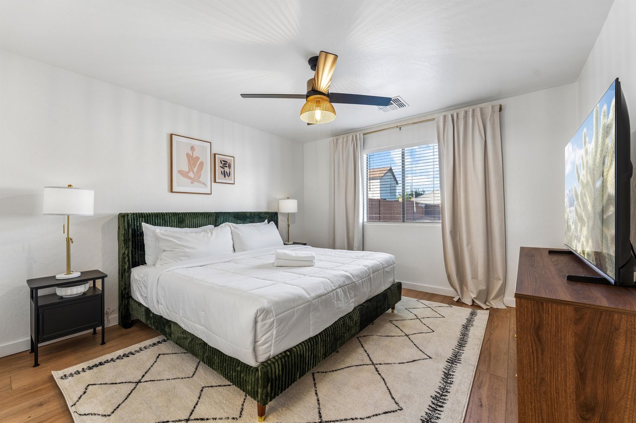 King size bed, flatscreen TV, walkin closet, and ensuite bathroom.