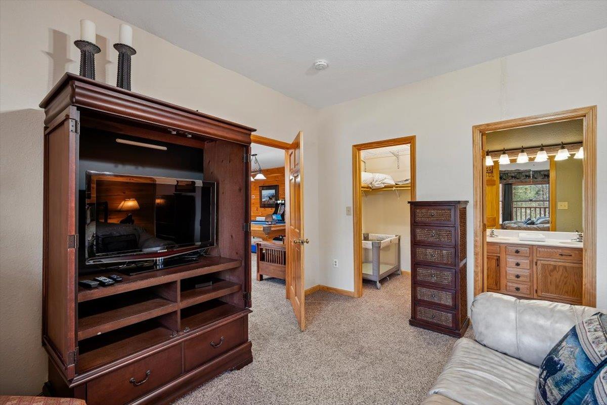 090Primary Bedroom