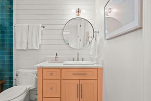 Fifth King Bathroom, 1st Floor