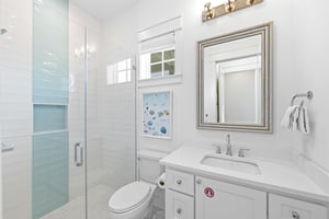 Queen Bathroom, 2nd Floor